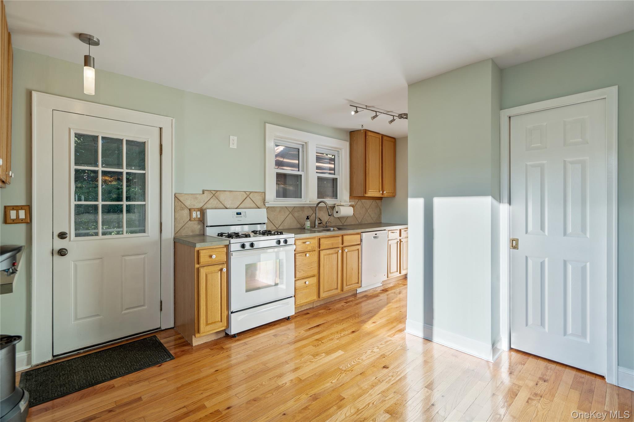 Single Family Dune Suffolk County, NY 11768, MLS-924594-13