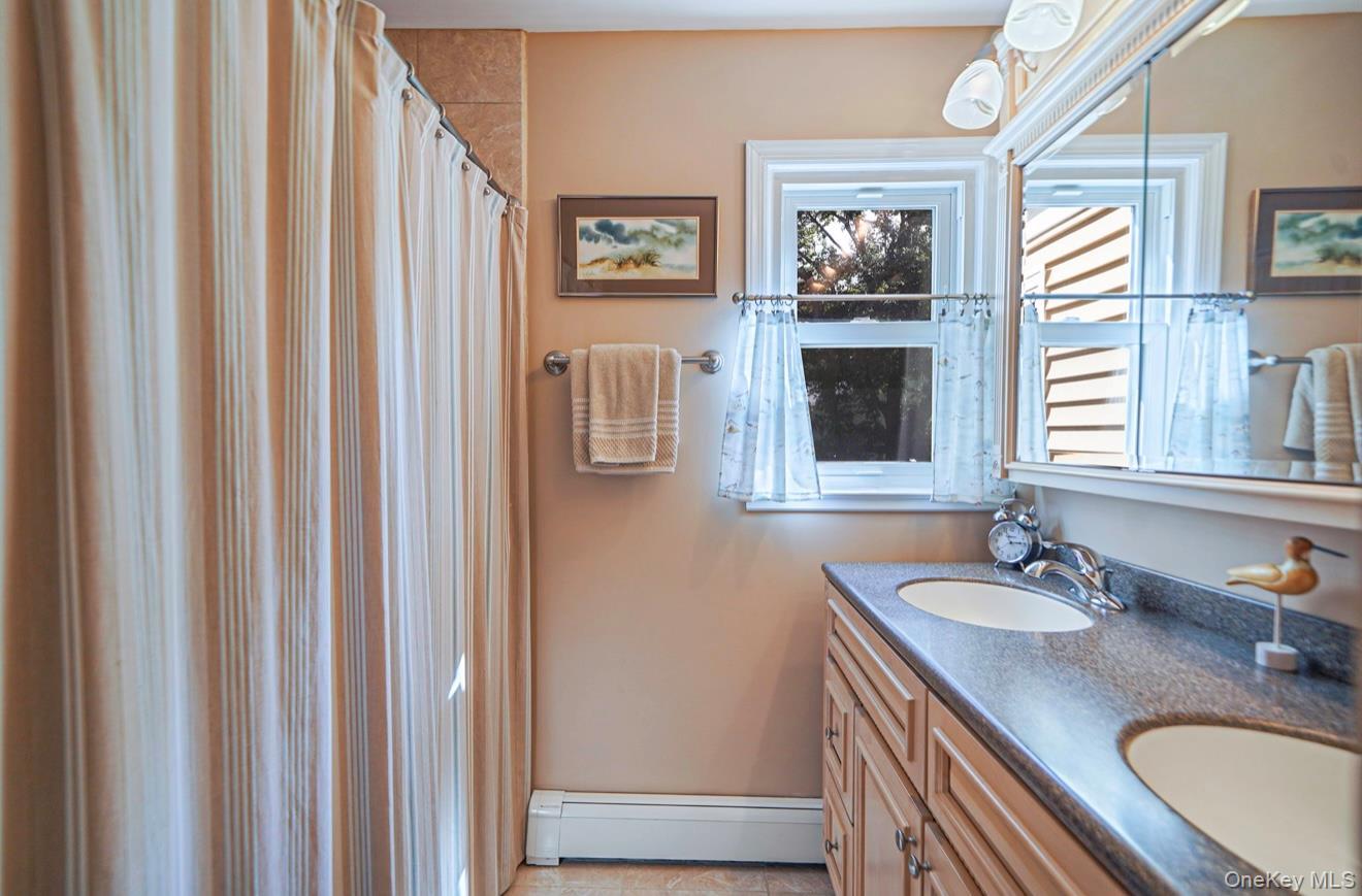 Single Family Head Of The Neck  Suffolk County, NY 11713, MLS-924598-16