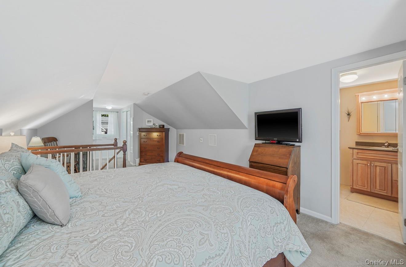 Single Family Head Of The Neck  Suffolk County, NY 11713, MLS-924598-21