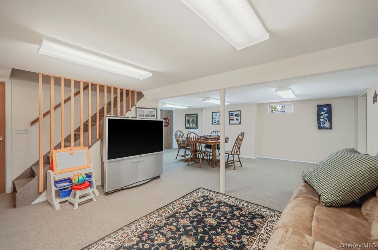 Single Family Head Of The Neck  Suffolk County, NY 11713, MLS-924598-23