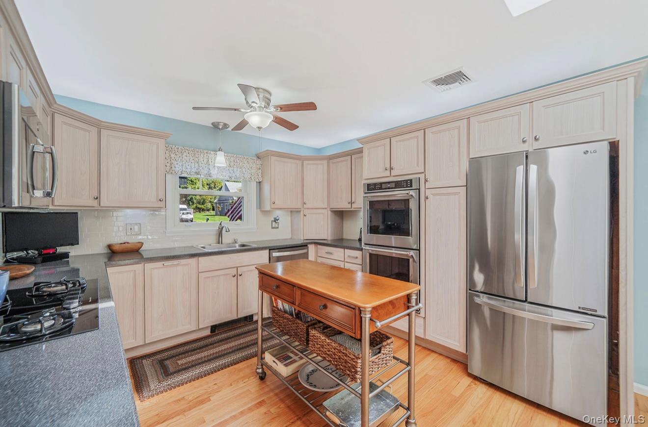 Single Family Head Of The Neck  Suffolk County, NY 11713, MLS-924598-5