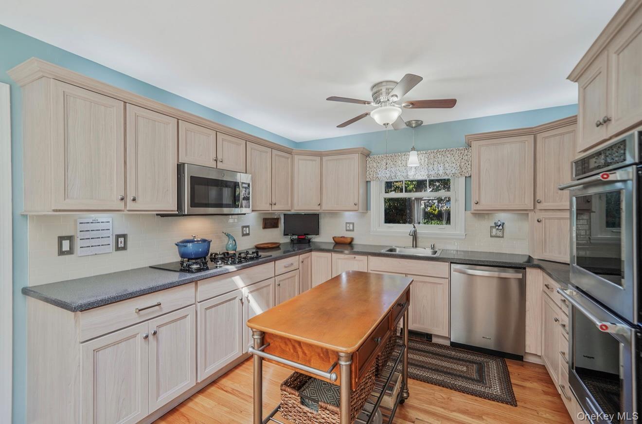 Single Family Head Of The Neck  Suffolk County, NY 11713, MLS-924598-6