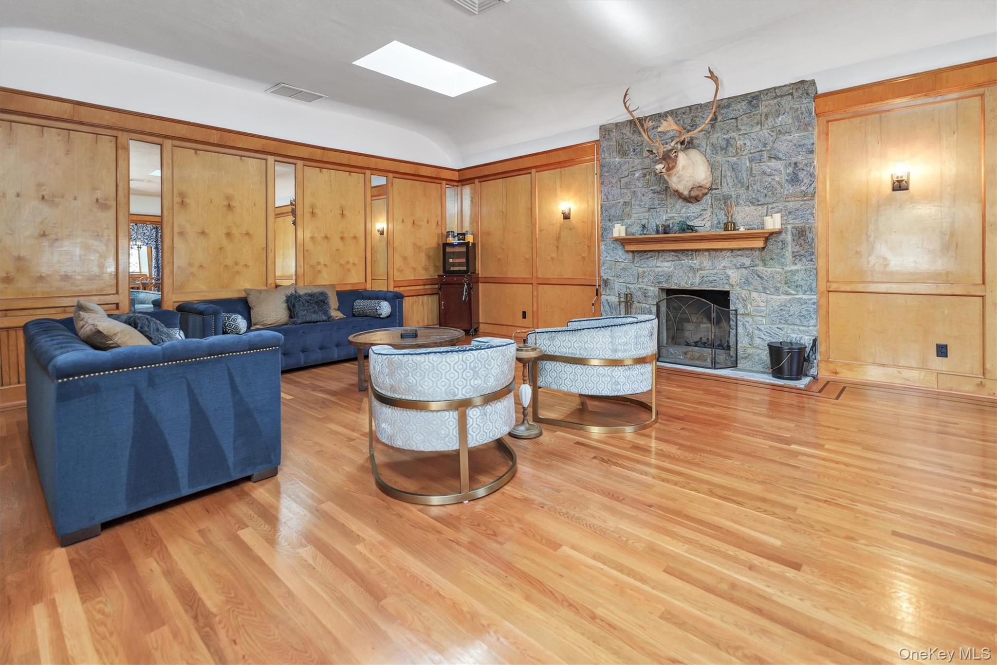 Single Family Middlesex Suffolk County, NY 11769, MLS-924599-13