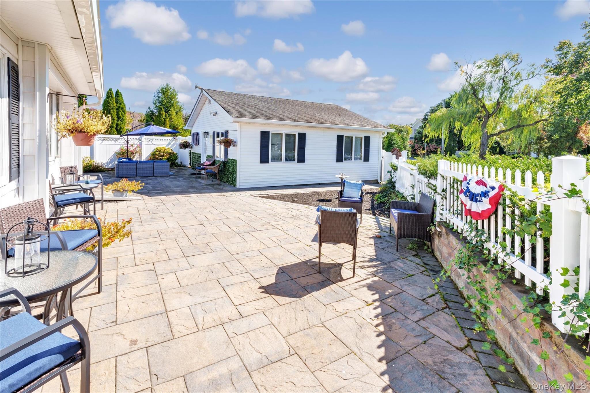 Single Family Middlesex Suffolk County, NY 11769, MLS-924599-25