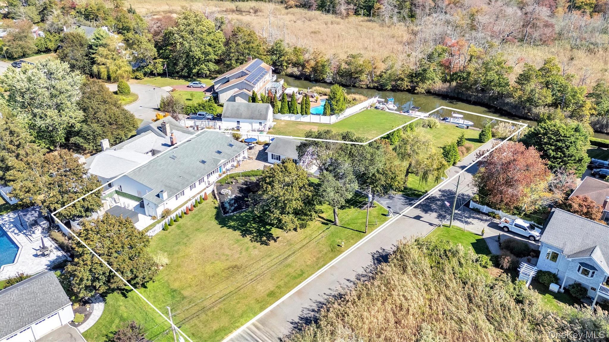 Single Family Middlesex Suffolk County, NY 11769, MLS-924599-28