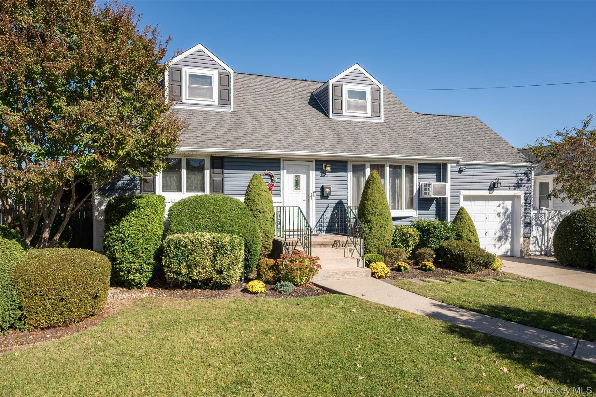 Single Family Walnut  Nassau County, NY 11735, MLS-924908-2