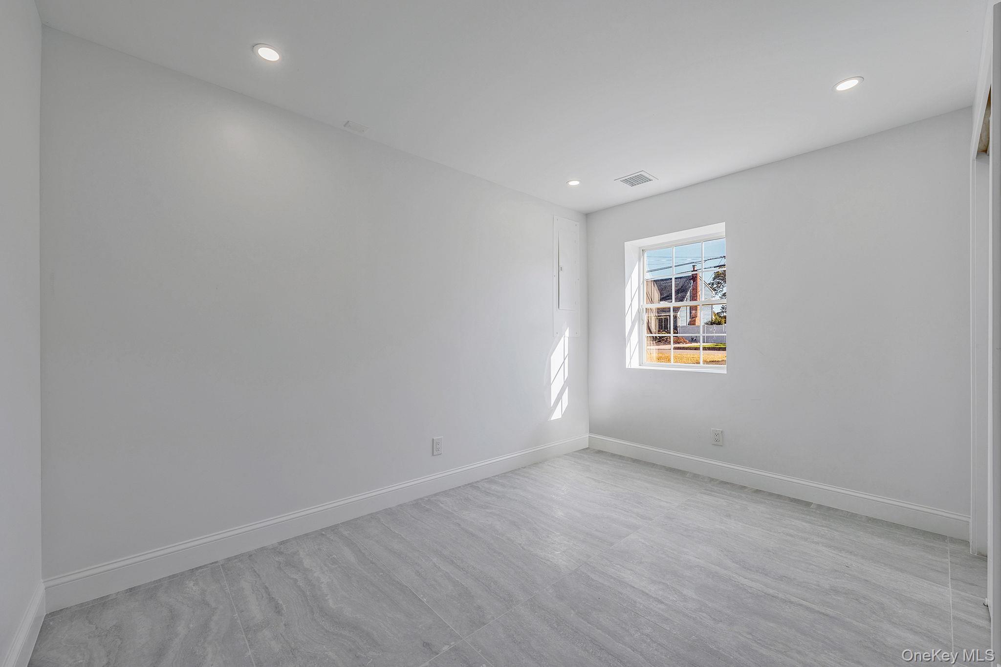 Single Family Harrison  Suffolk County, NY 11967, MLS-924926-32