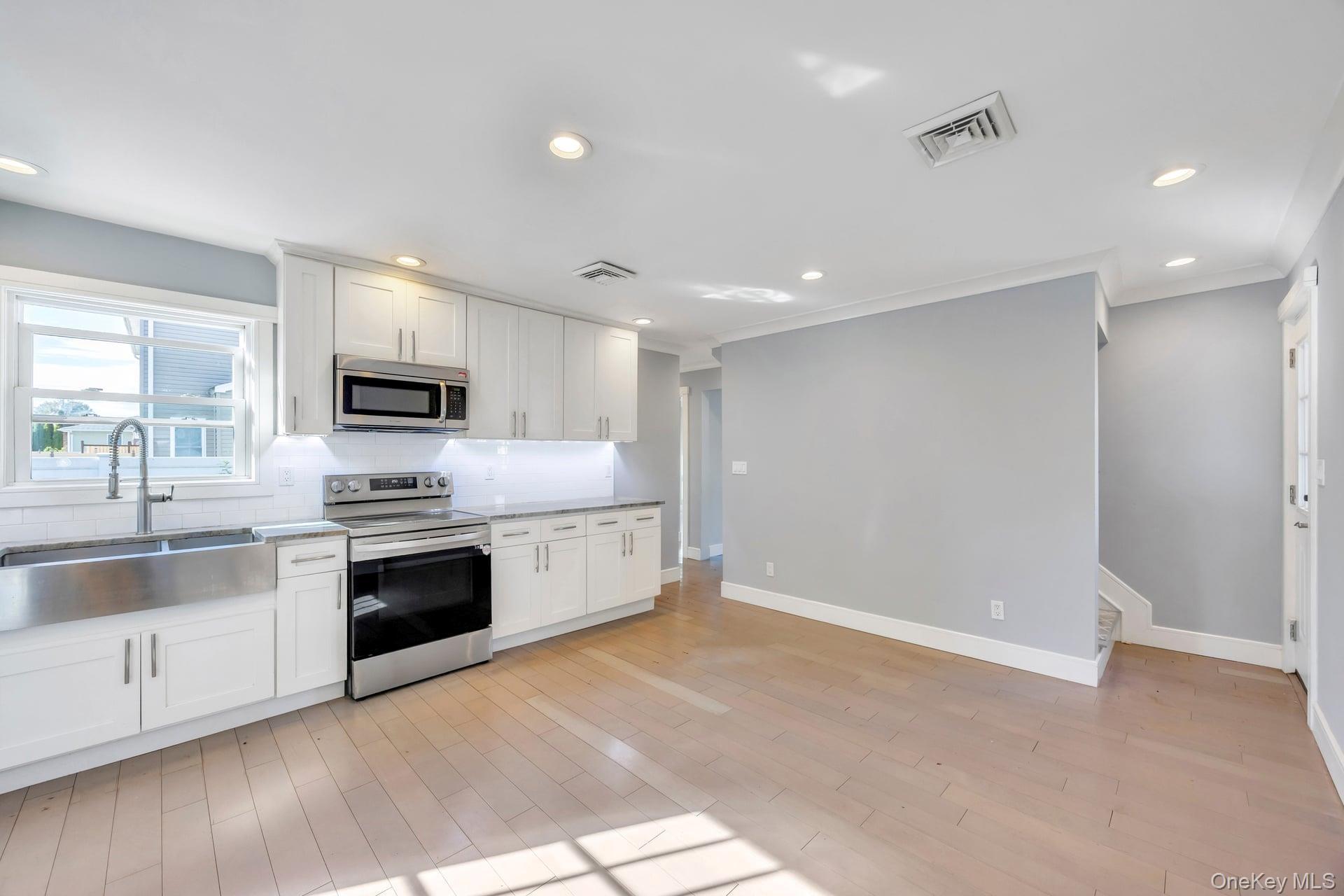 Single Family 35th  Suffolk County, NY 11757, MLS-925231-11