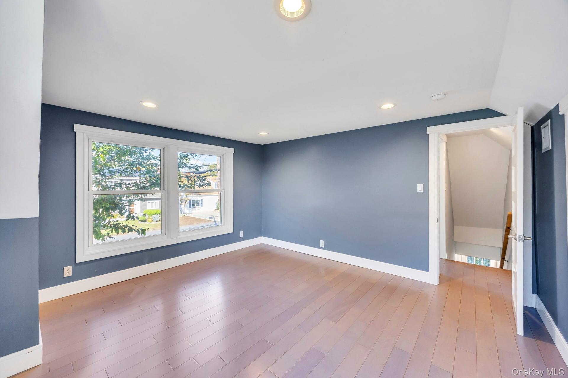 Single Family 35th  Suffolk County, NY 11757, MLS-925231-21