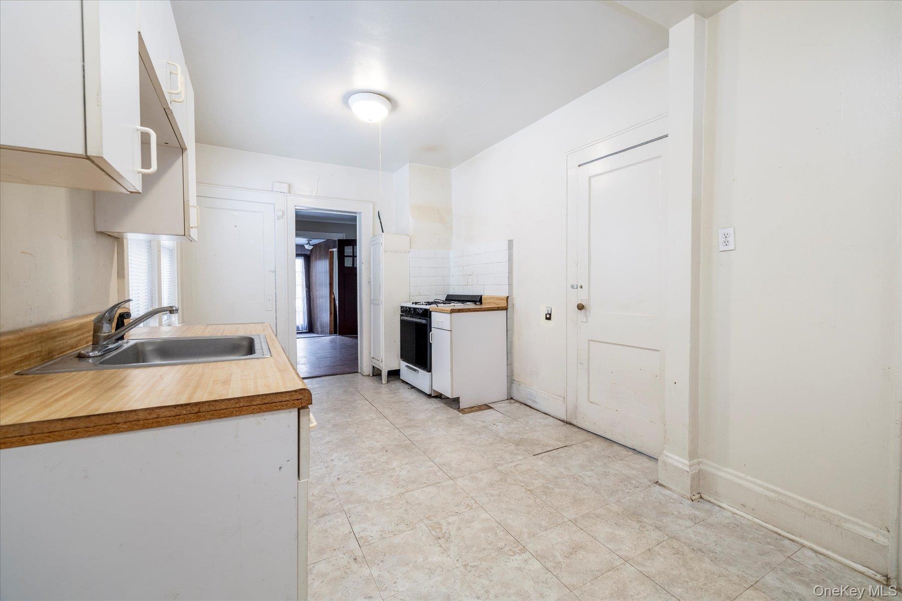 Single Family Woods Nassau County, NY 11572, MLS-925306-9