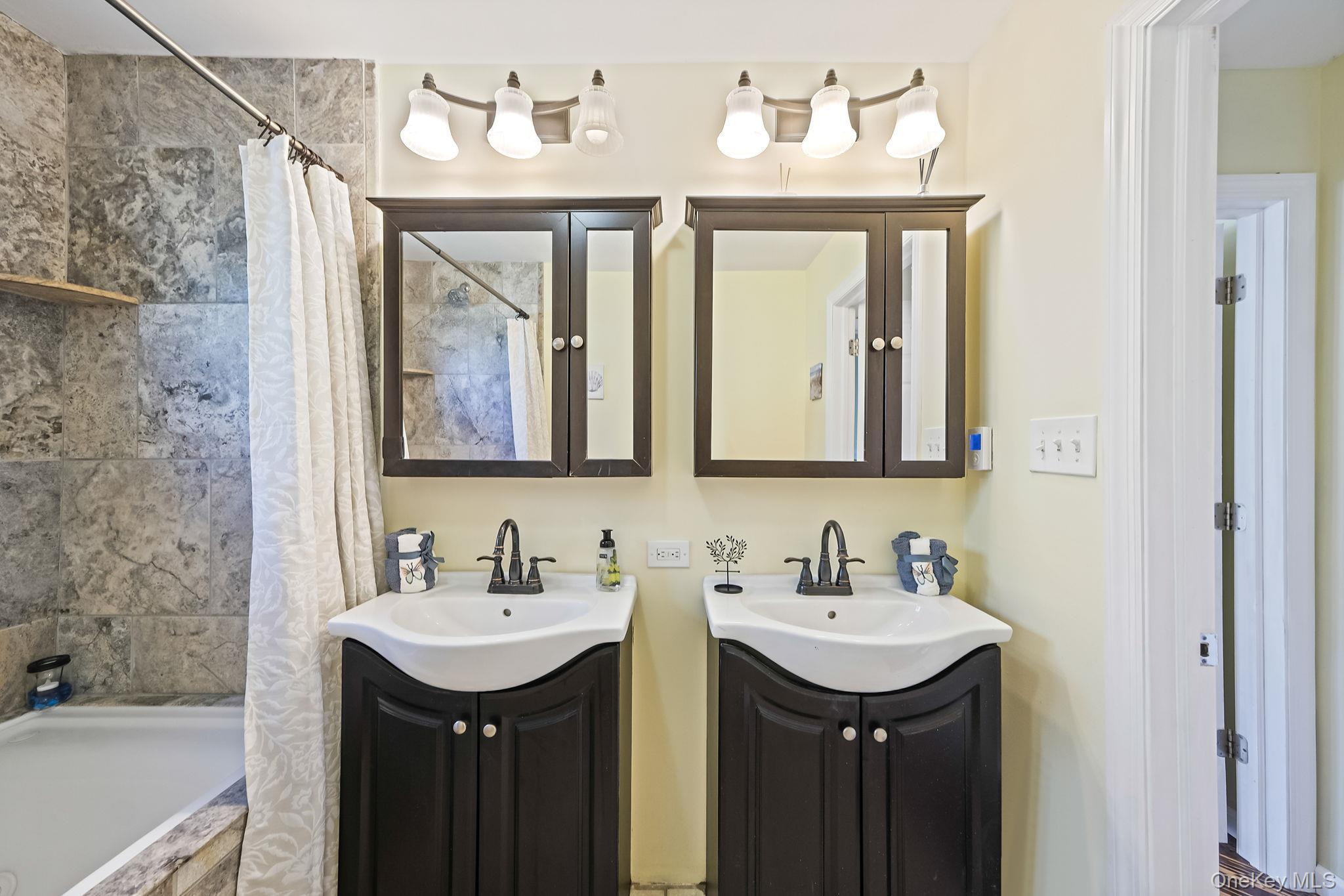 Single Family Vanderbilt  Suffolk County, NY 11769, MLS-925424-21