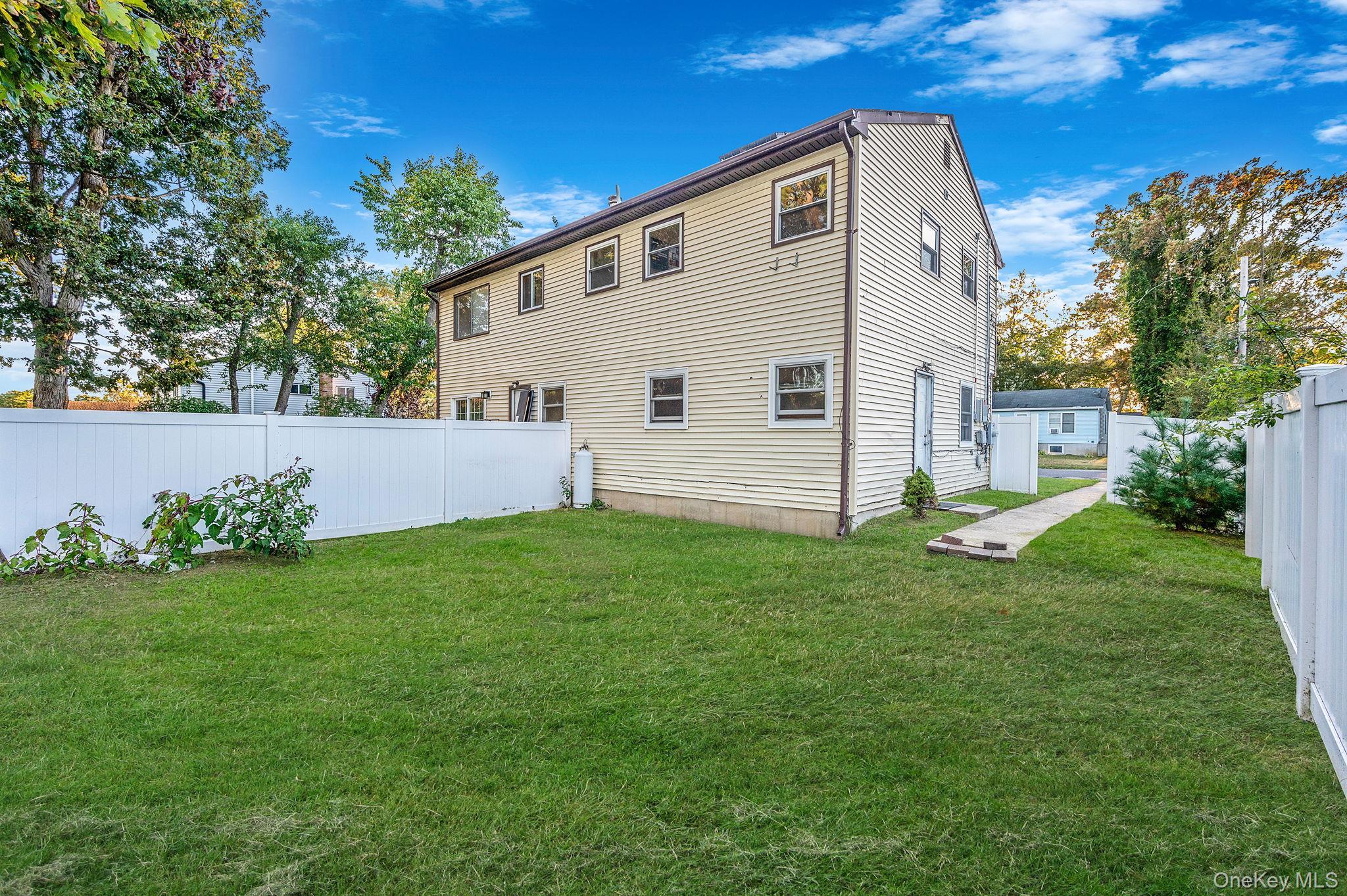 Single Family 30th  Suffolk County, NY 11798, MLS-925751-38