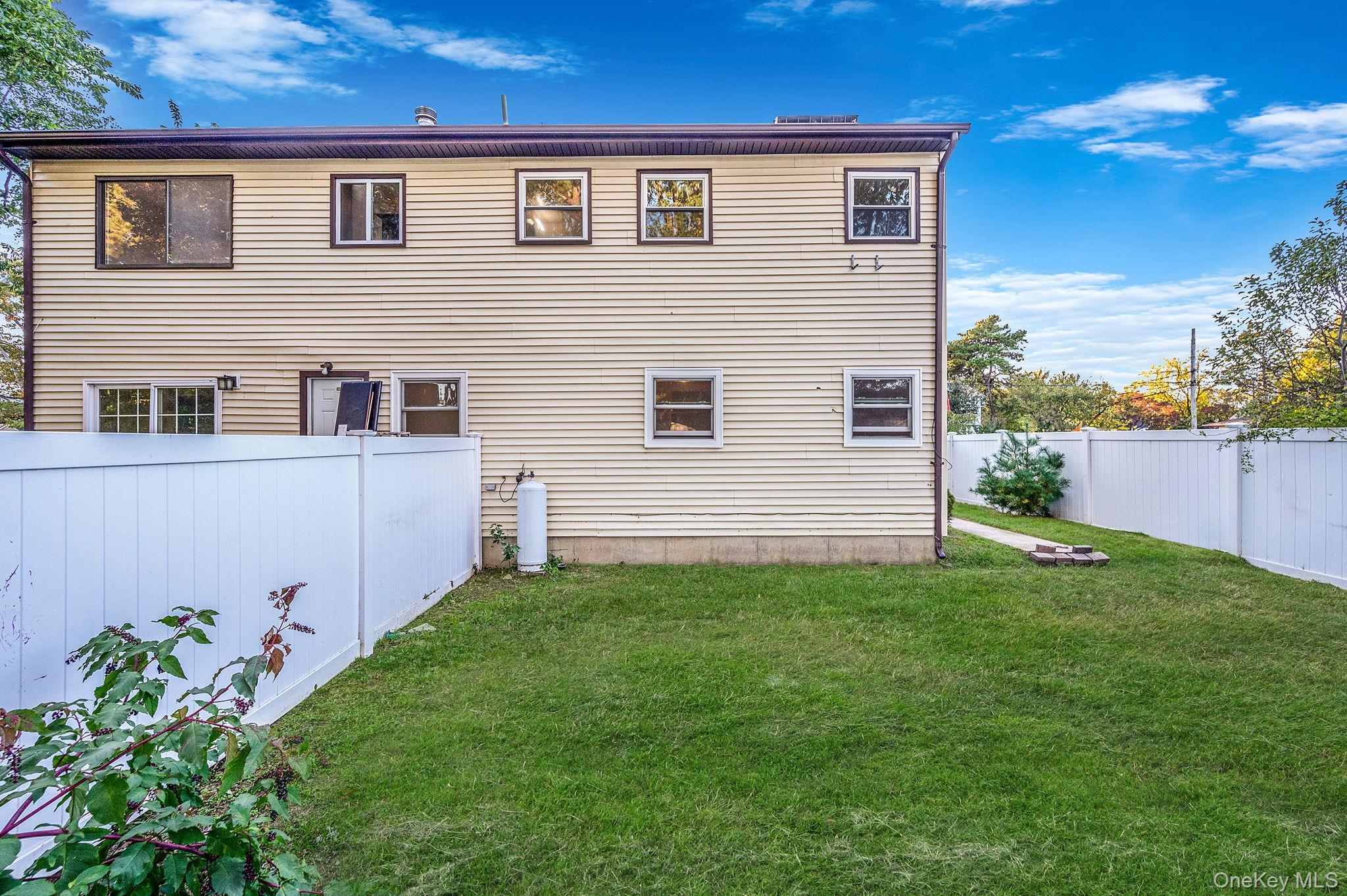 Single Family 30th  Suffolk County, NY 11798, MLS-925751-39