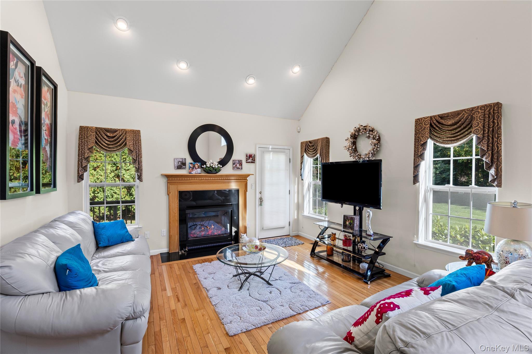 Condo Avery  Suffolk County, NY 11764, MLS-925827-10