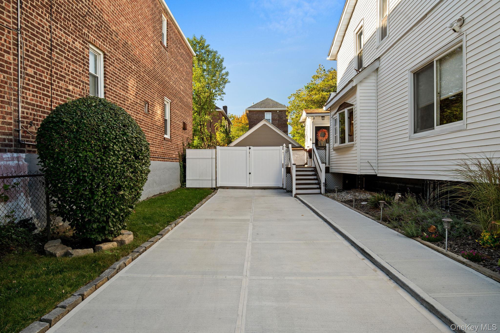 Single Family Country Club  Bronx, NY 10465, MLS-926016-3