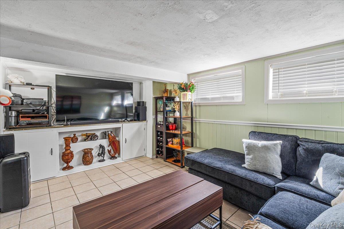 Single Family Colonial Nassau County, NY 11758, MLS-926202-23