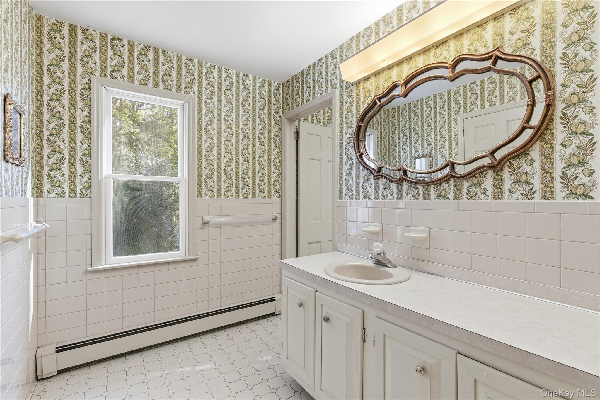 Single Family Lloyd Point Suffolk County, NY 11743, MLS-926211-18