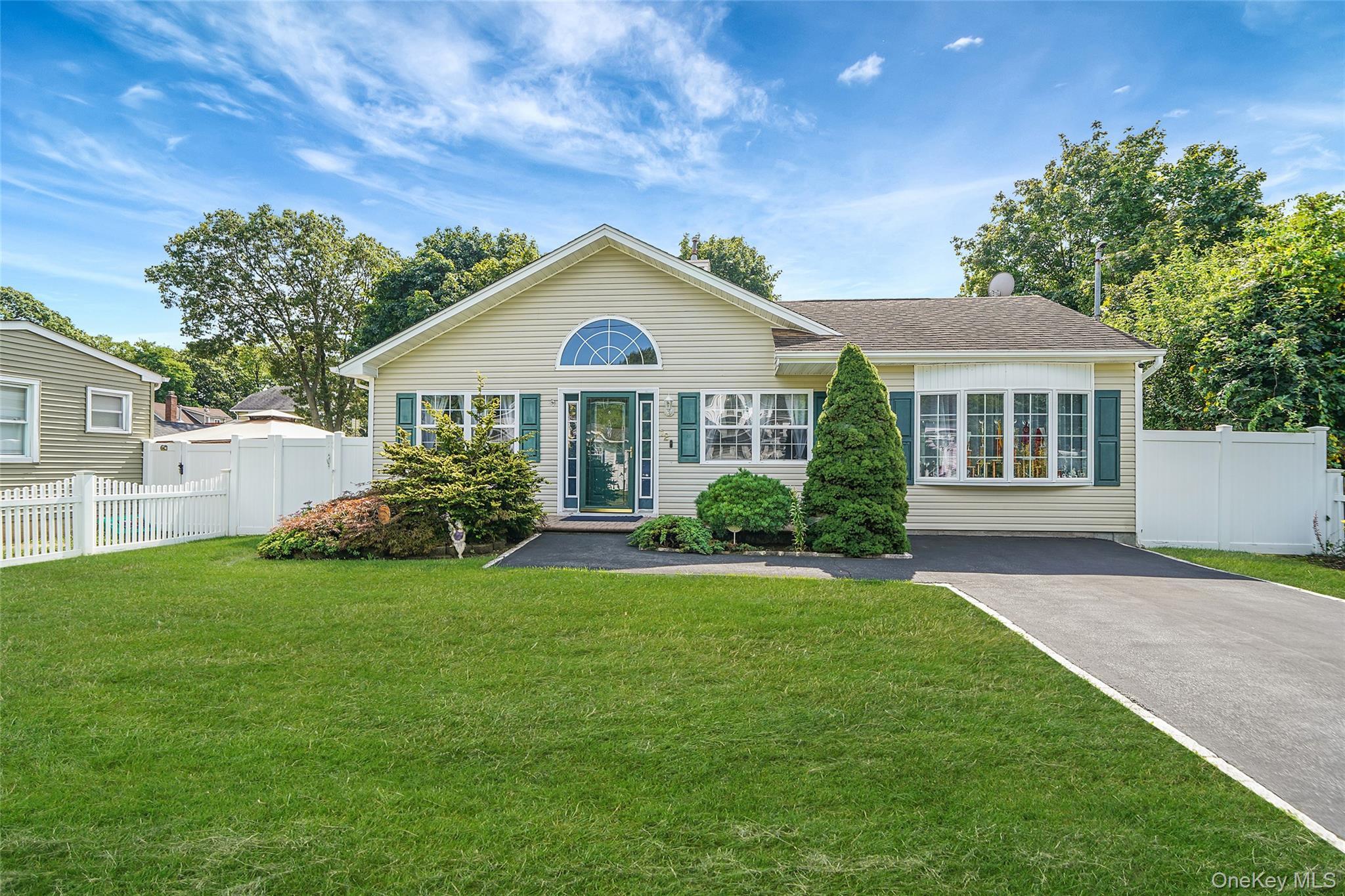 Single Family Edwin Suffolk County, NY 11706, MLS-926395-2