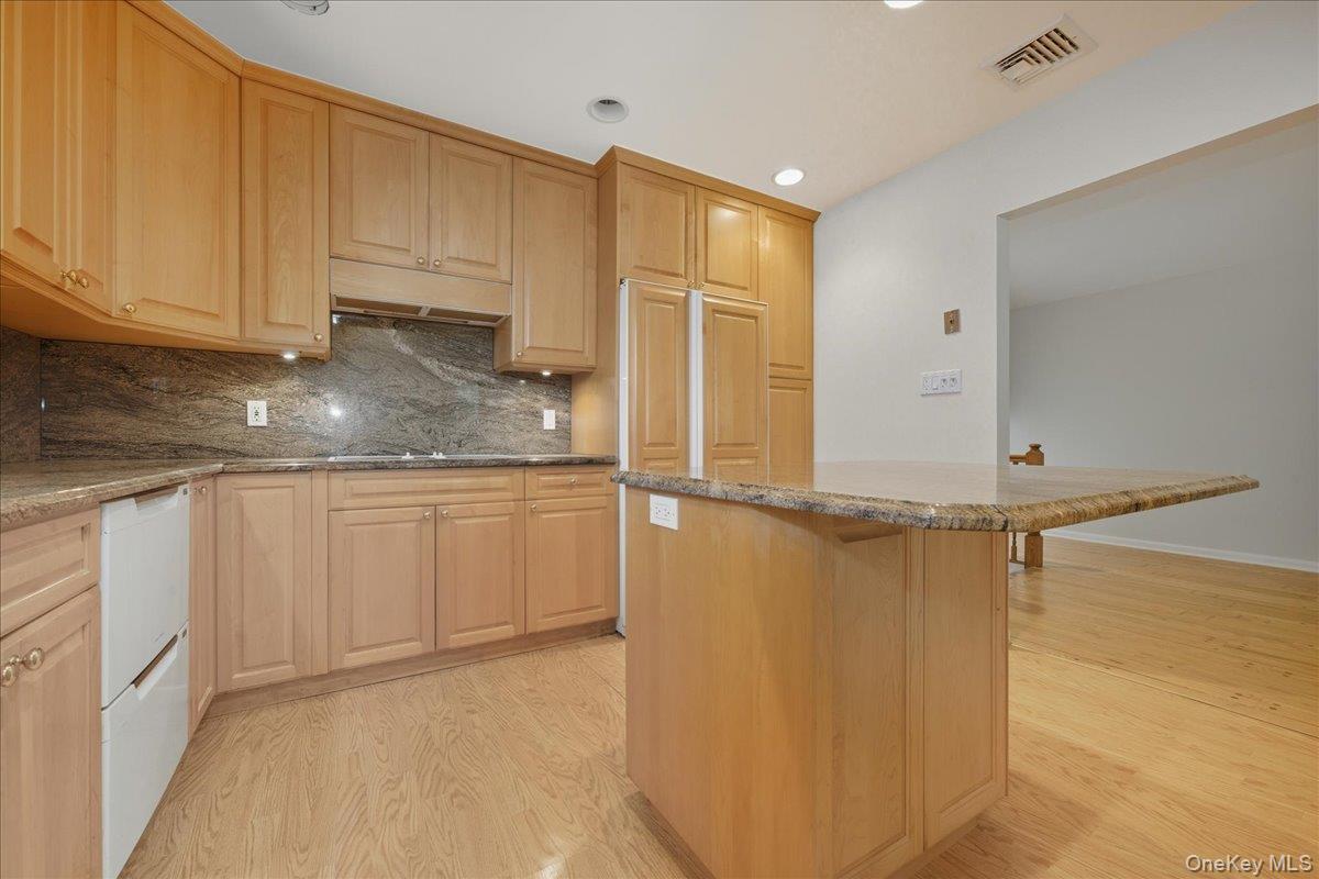 Single Family Fairfield Nassau County, NY 11050, MLS-926587-16