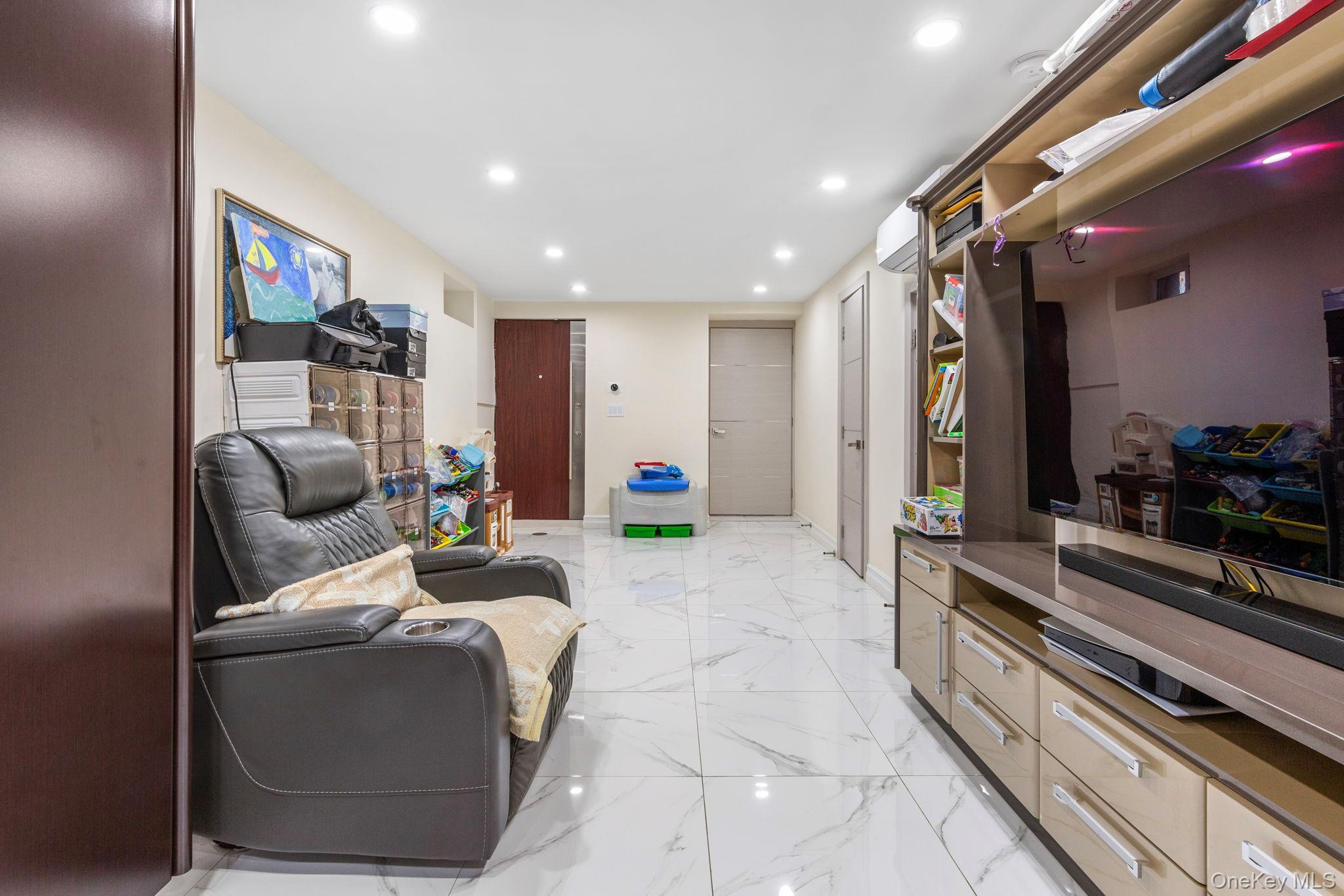 Single Family 77th  Queens, NY 11366, MLS-926595-16