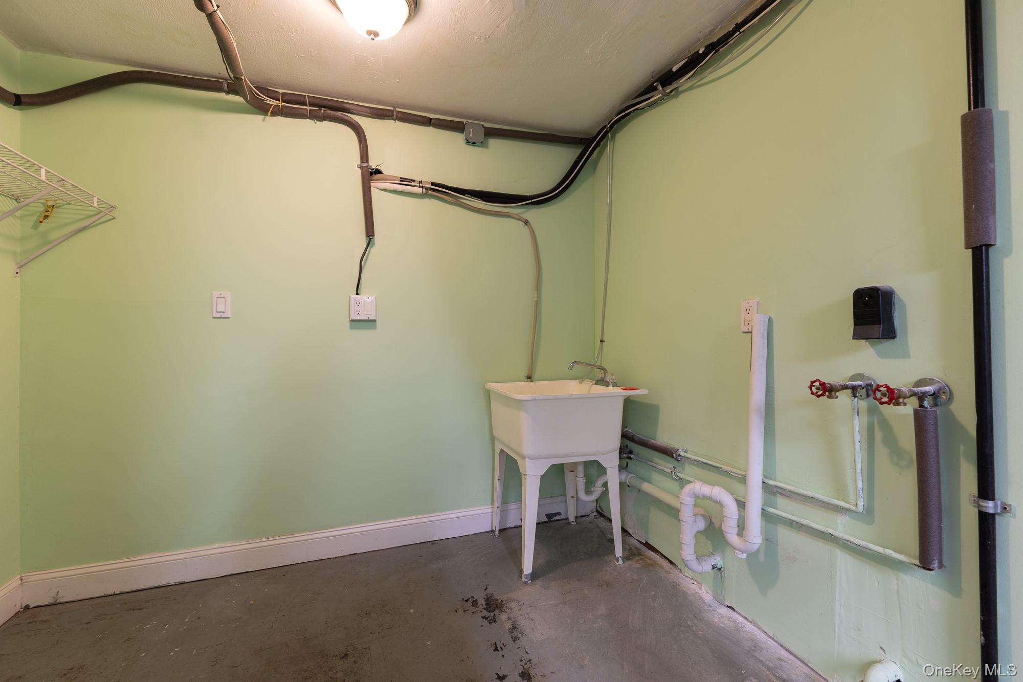 Single Family Kings  Suffolk County, NY 11757, MLS-926681-26