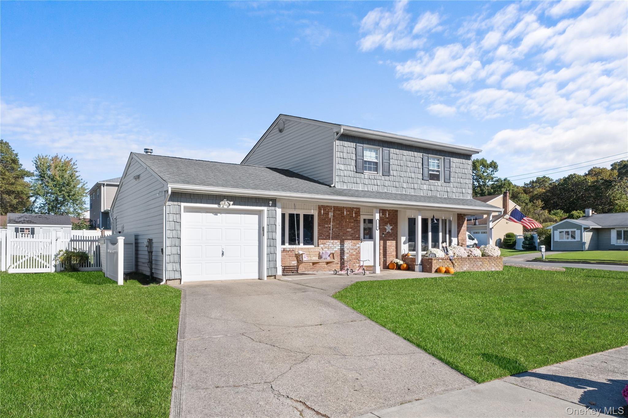 Single Family Singingwood  Suffolk County, NY 11741, MLS-926981-2