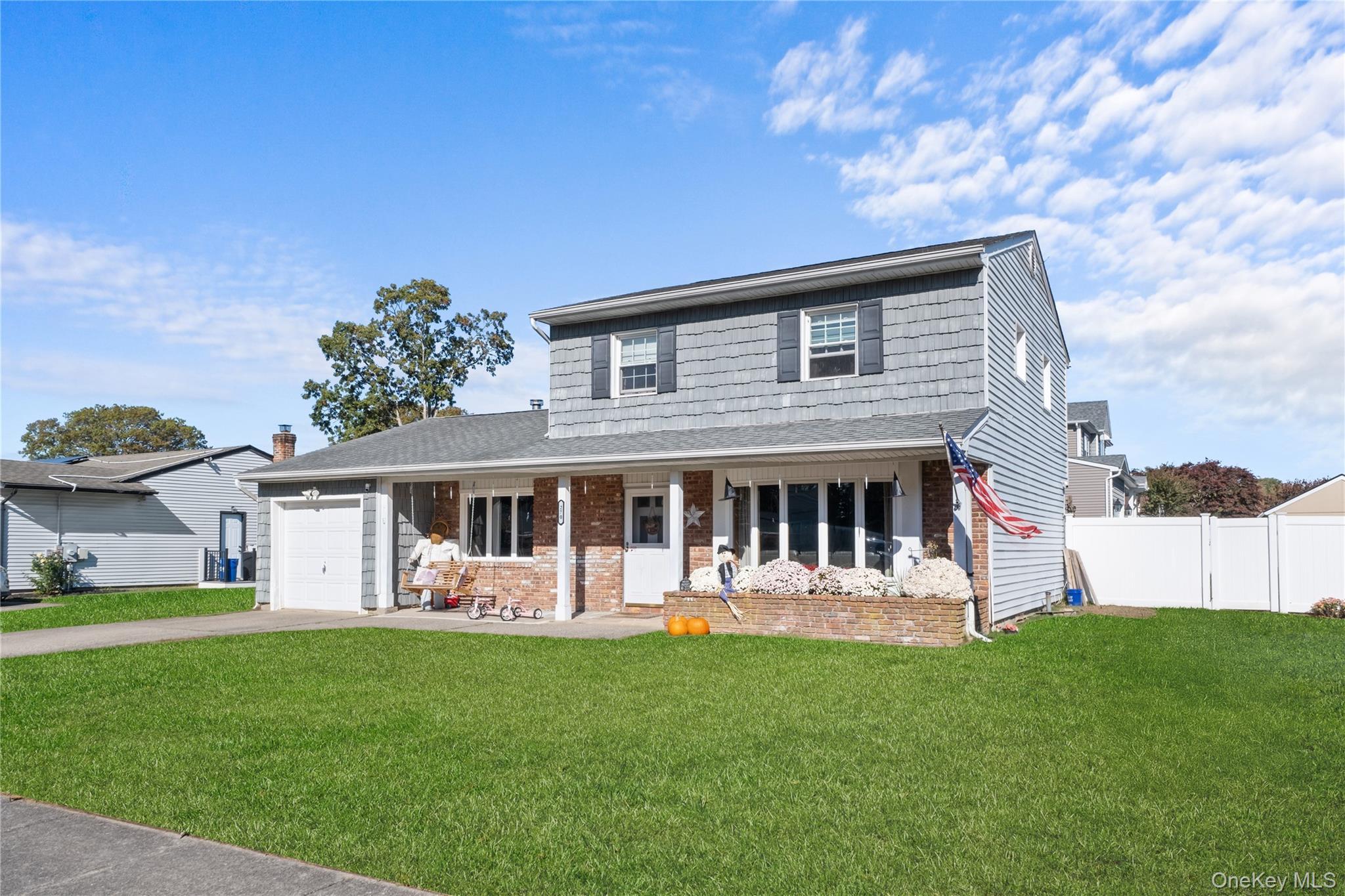 Single Family Singingwood  Suffolk County, NY 11741, MLS-926981-3