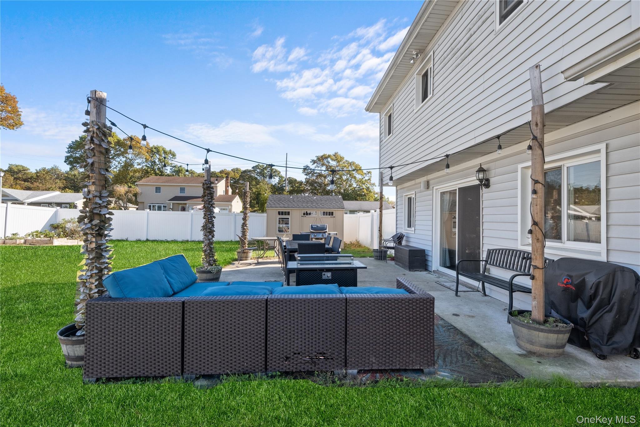 Single Family Singingwood  Suffolk County, NY 11741, MLS-926981-37