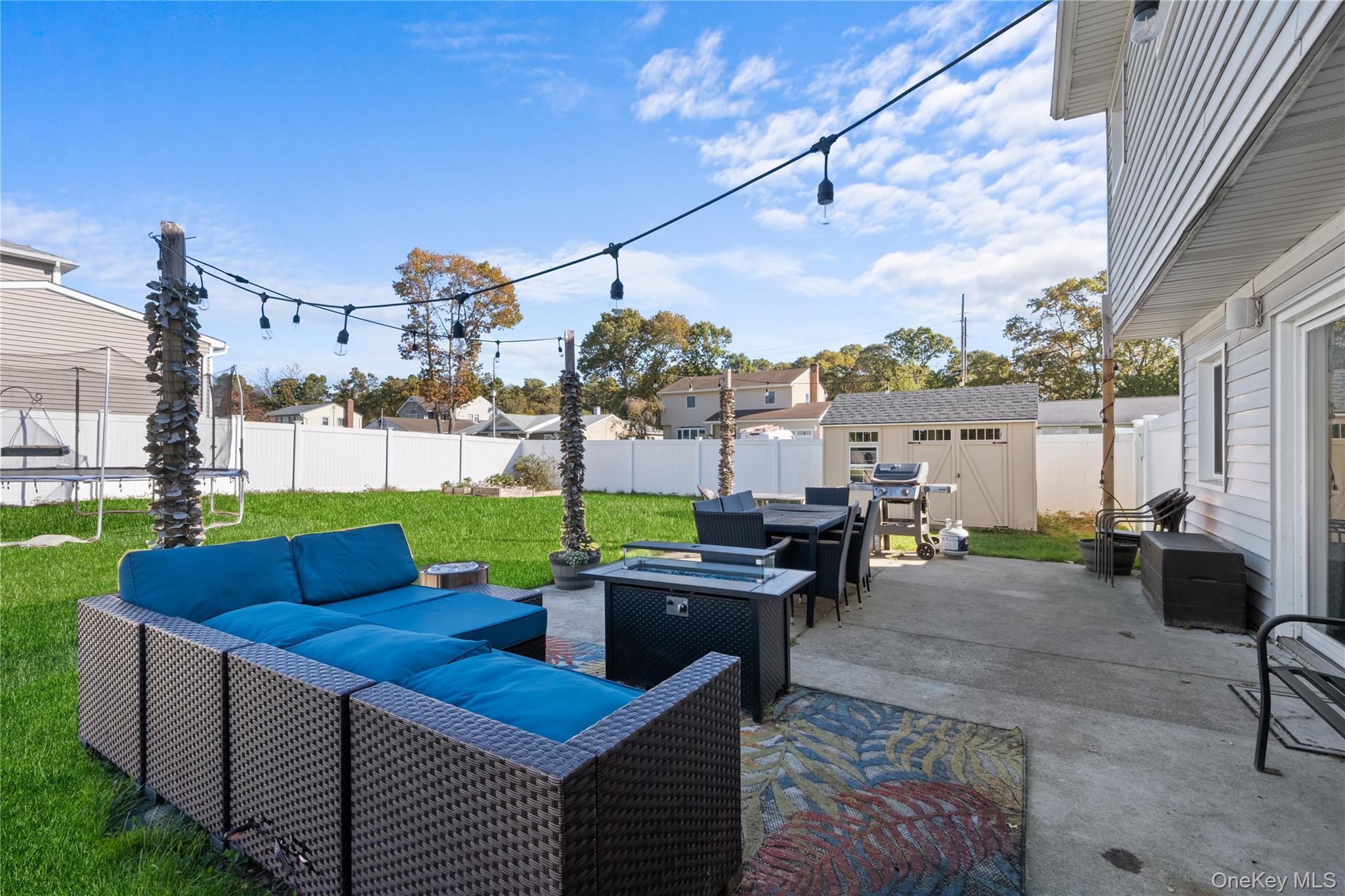 Single Family Singingwood  Suffolk County, NY 11741, MLS-926981-38