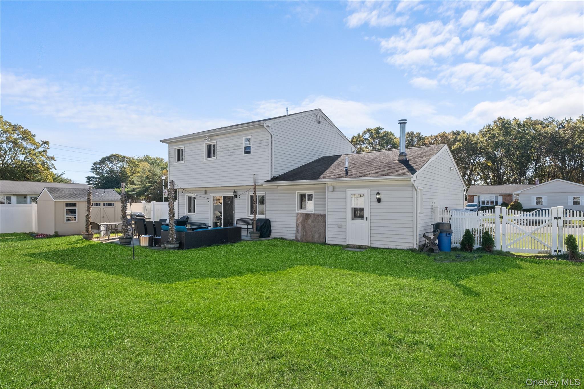 Single Family Singingwood  Suffolk County, NY 11741, MLS-926981-40