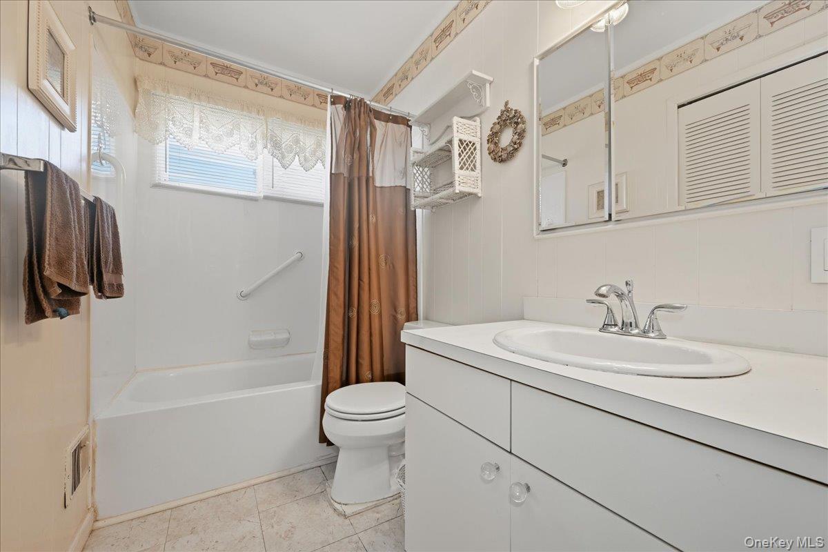 Single Family Grand Suffolk County, NY 11729, MLS-927082-24