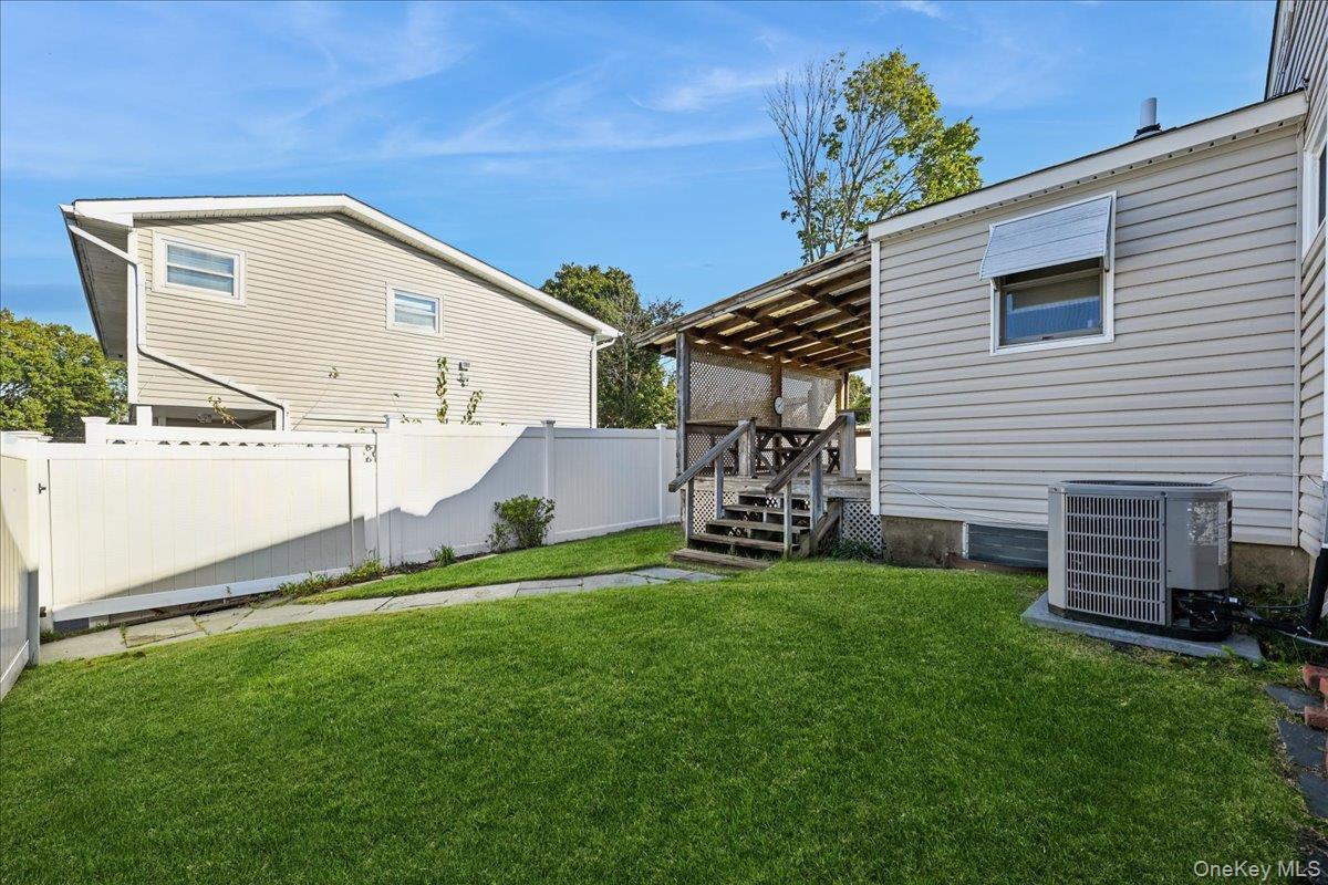 Single Family Grand Suffolk County, NY 11729, MLS-927082-33