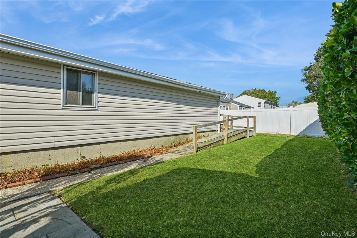 Single Family Grand Suffolk County, NY 11729, MLS-927082-34