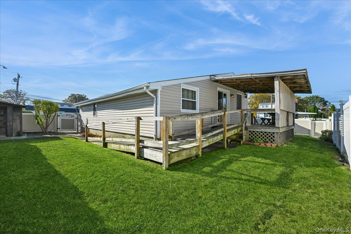 Single Family Grand Suffolk County, NY 11729, MLS-927082-36