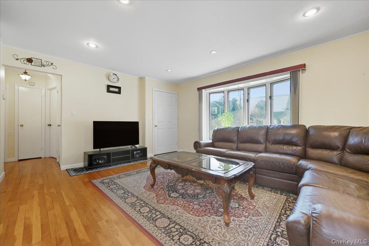 Single Family Crown  Nassau County, NY 11003, MLS-927266-6