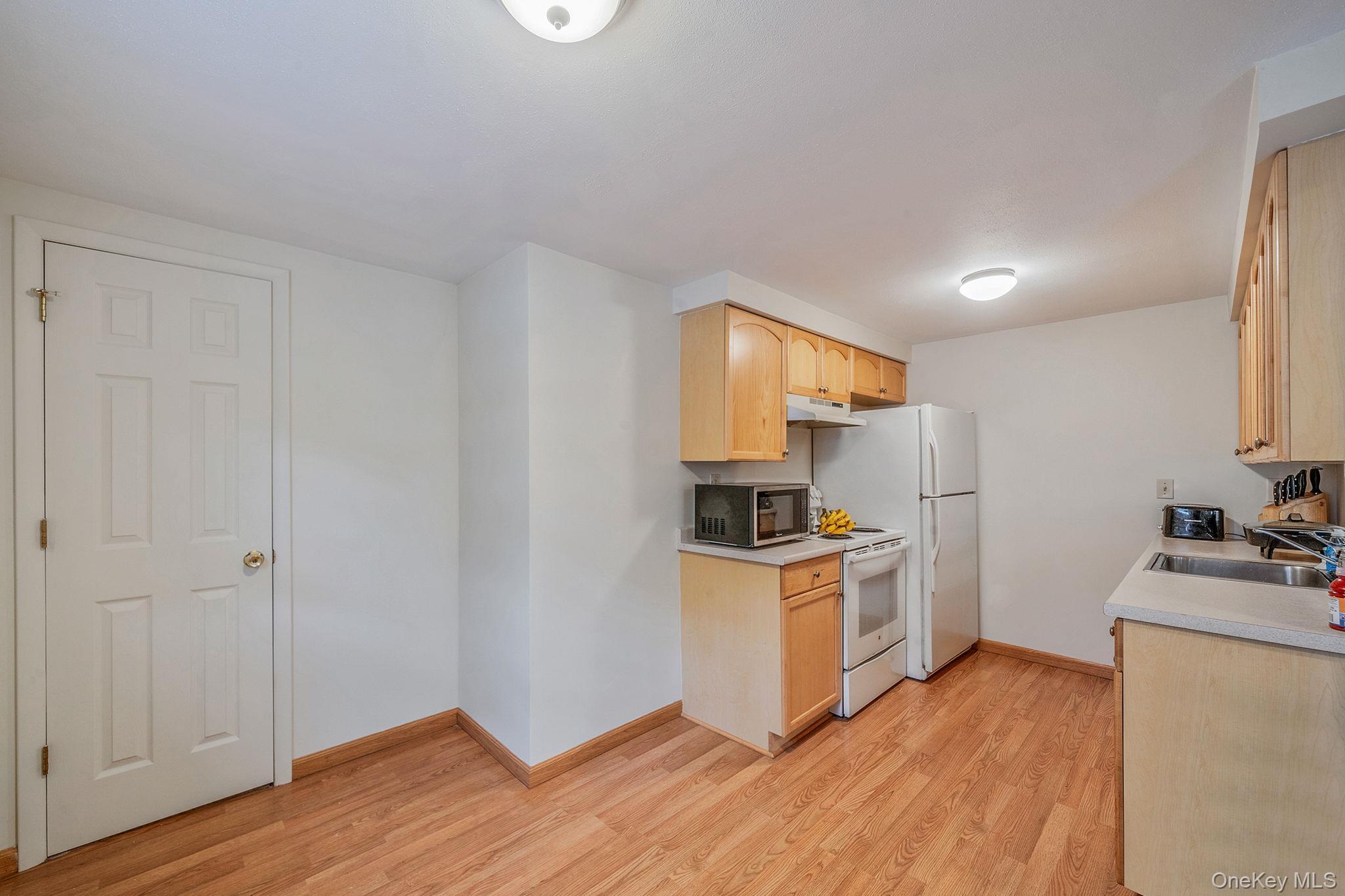 Single Family Crystal Brook Hollow  Suffolk County, NY 11776, MLS-927300-27