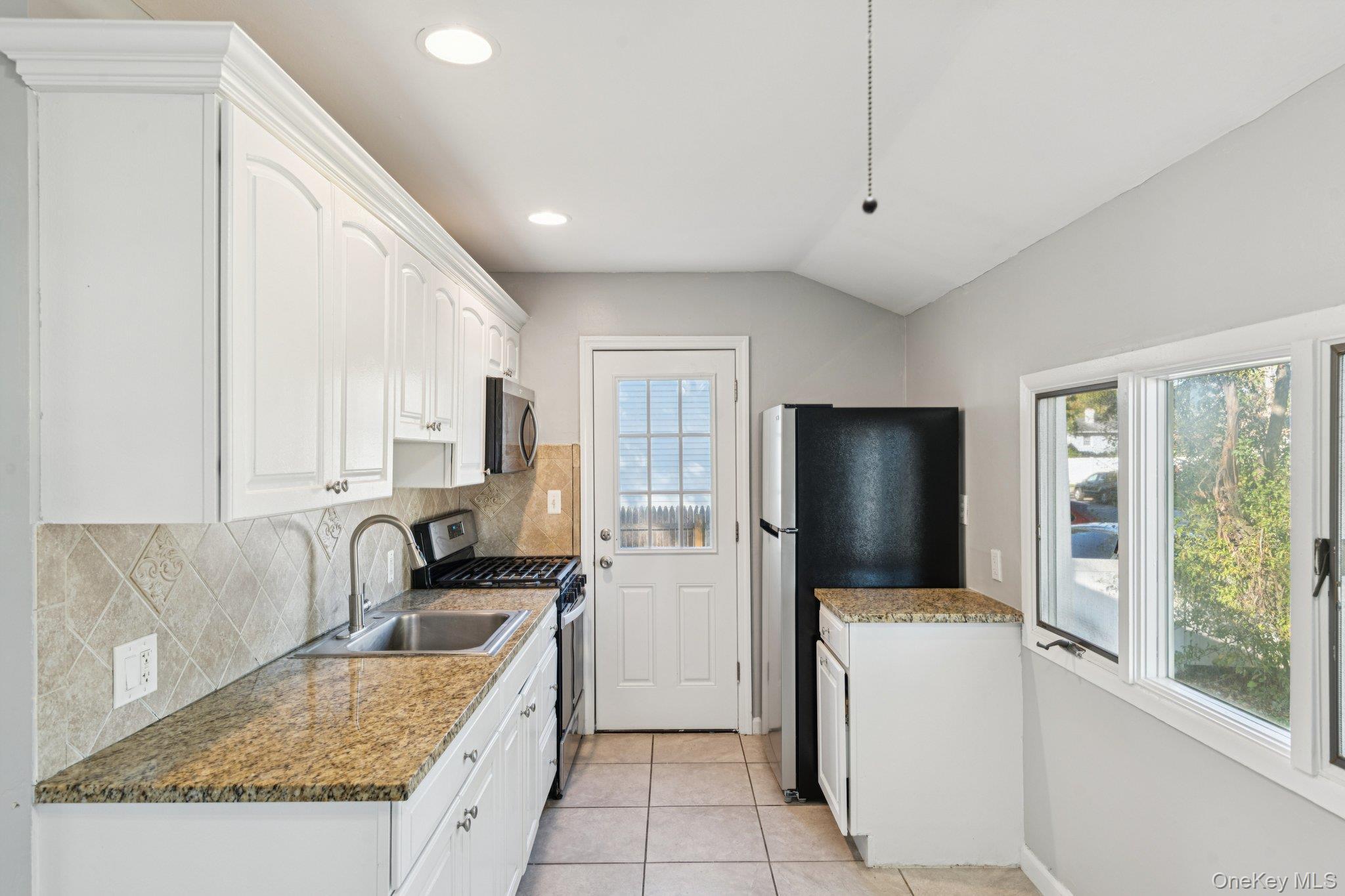 Single Family Heyward Suffolk County, NY 11717, MLS-927399-12