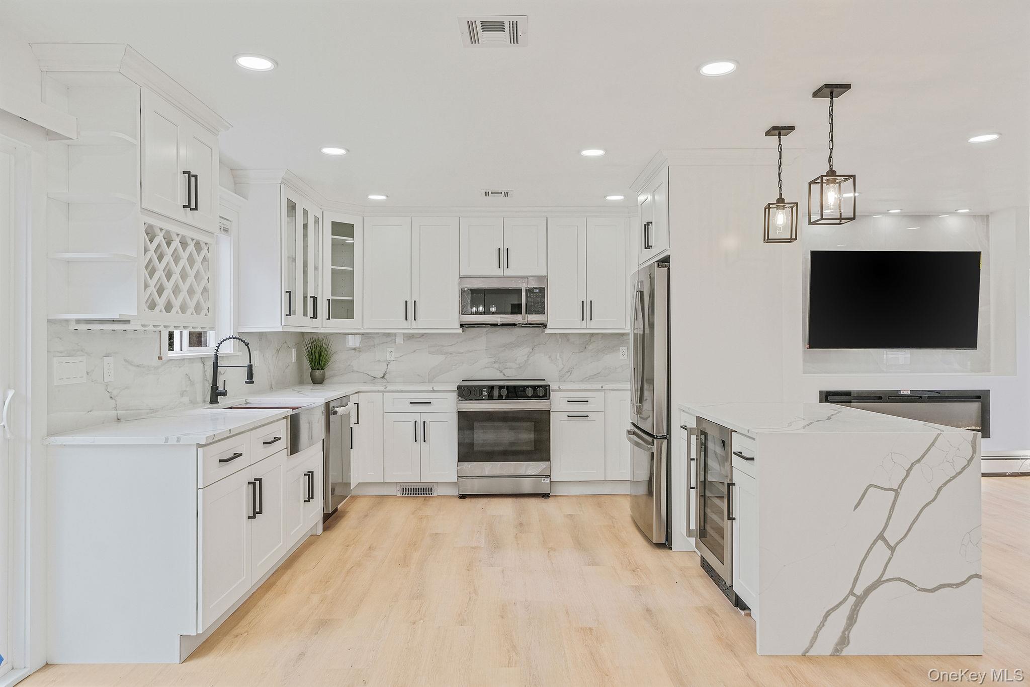 Single Family Flores  Suffolk County, NY 11953, MLS-927410-12