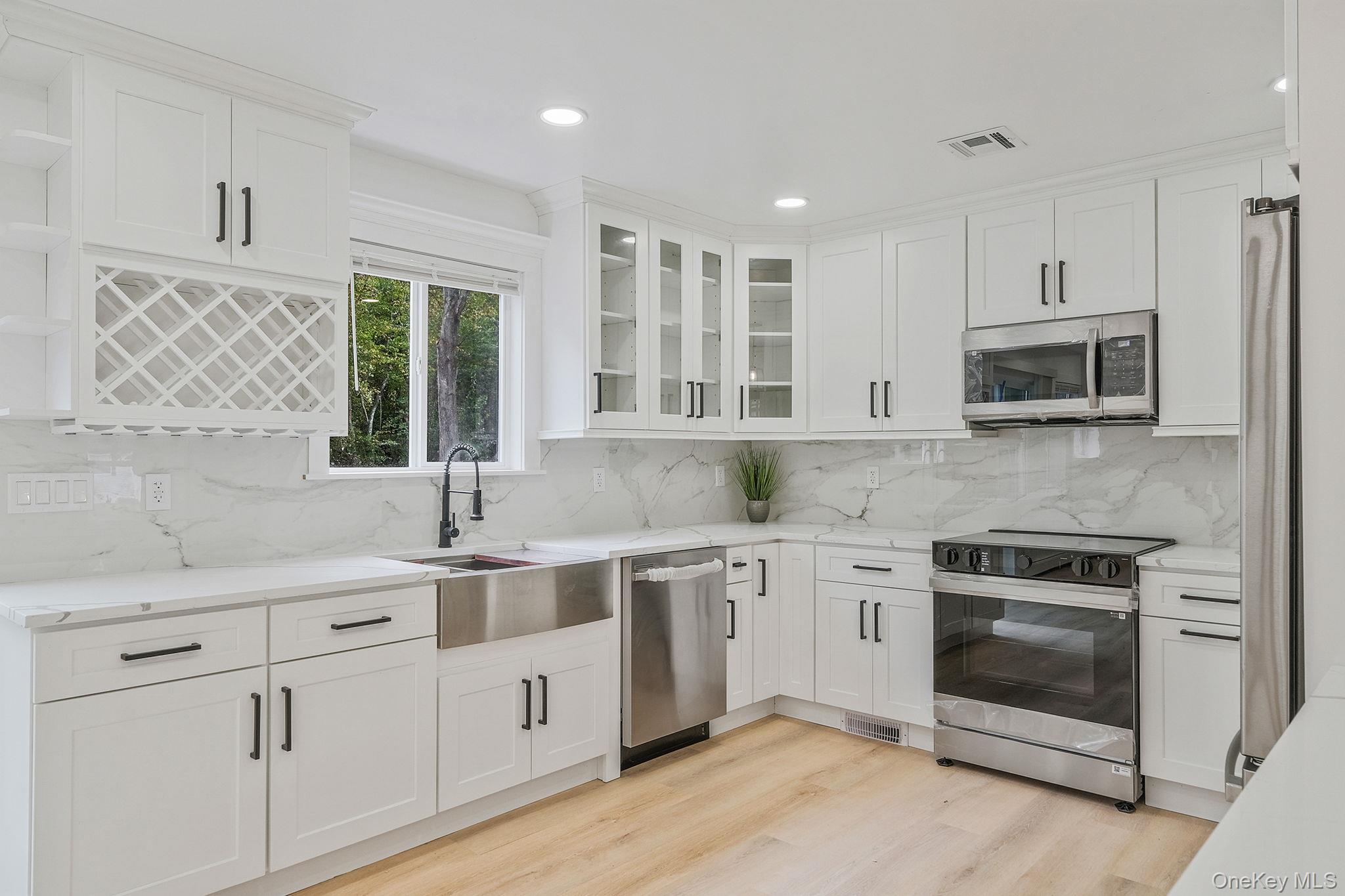 Single Family Flores  Suffolk County, NY 11953, MLS-927410-14