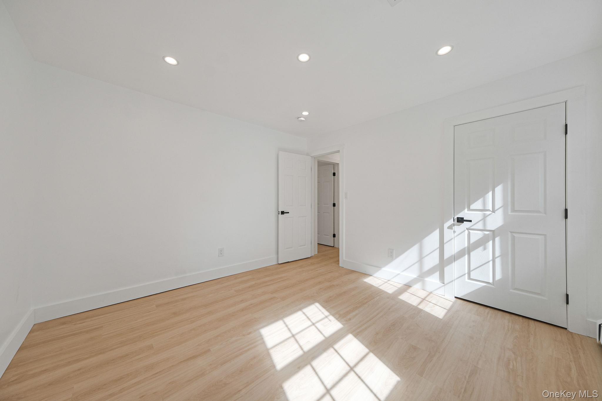 Single Family Flores  Suffolk County, NY 11953, MLS-927410-37