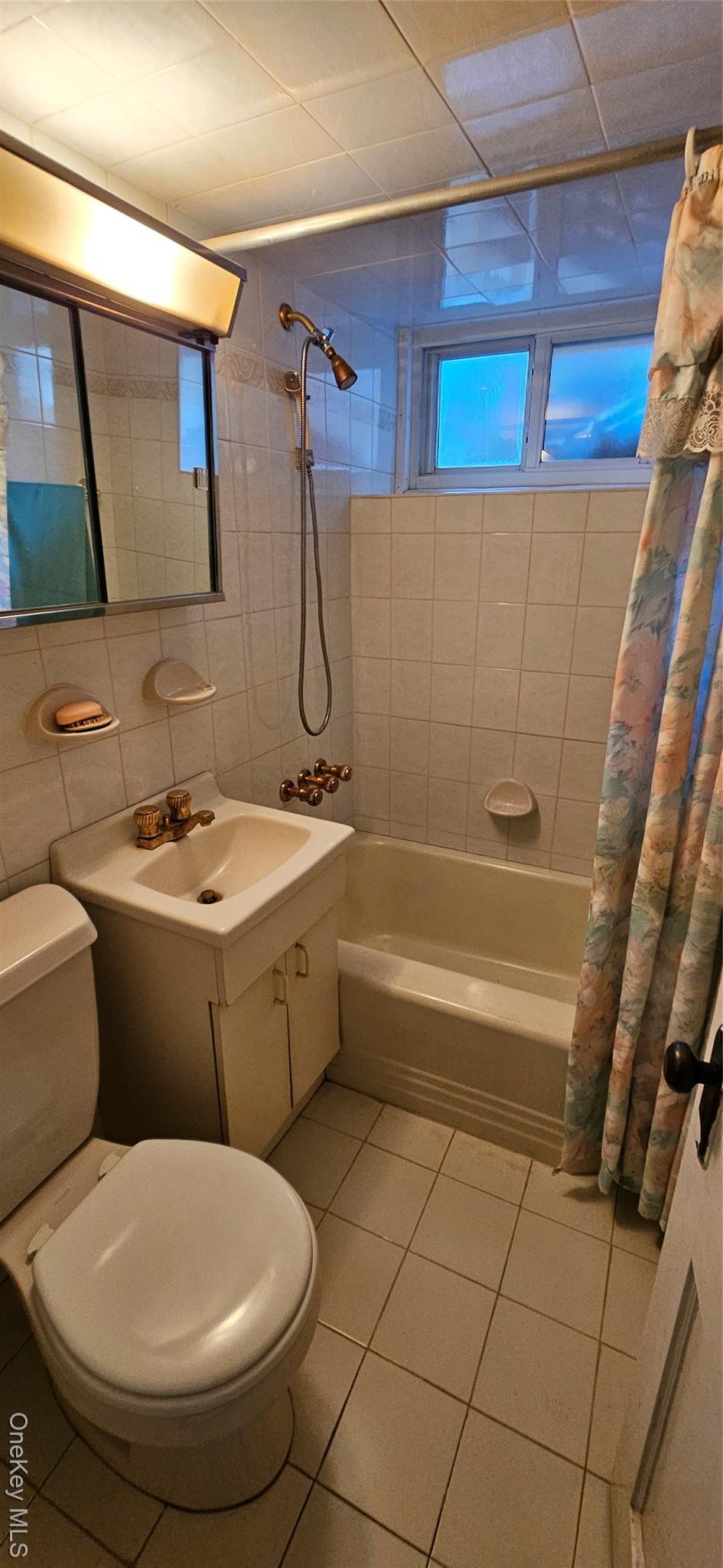 Single Family 75th Queens, NY 11385, MLS-927418-18