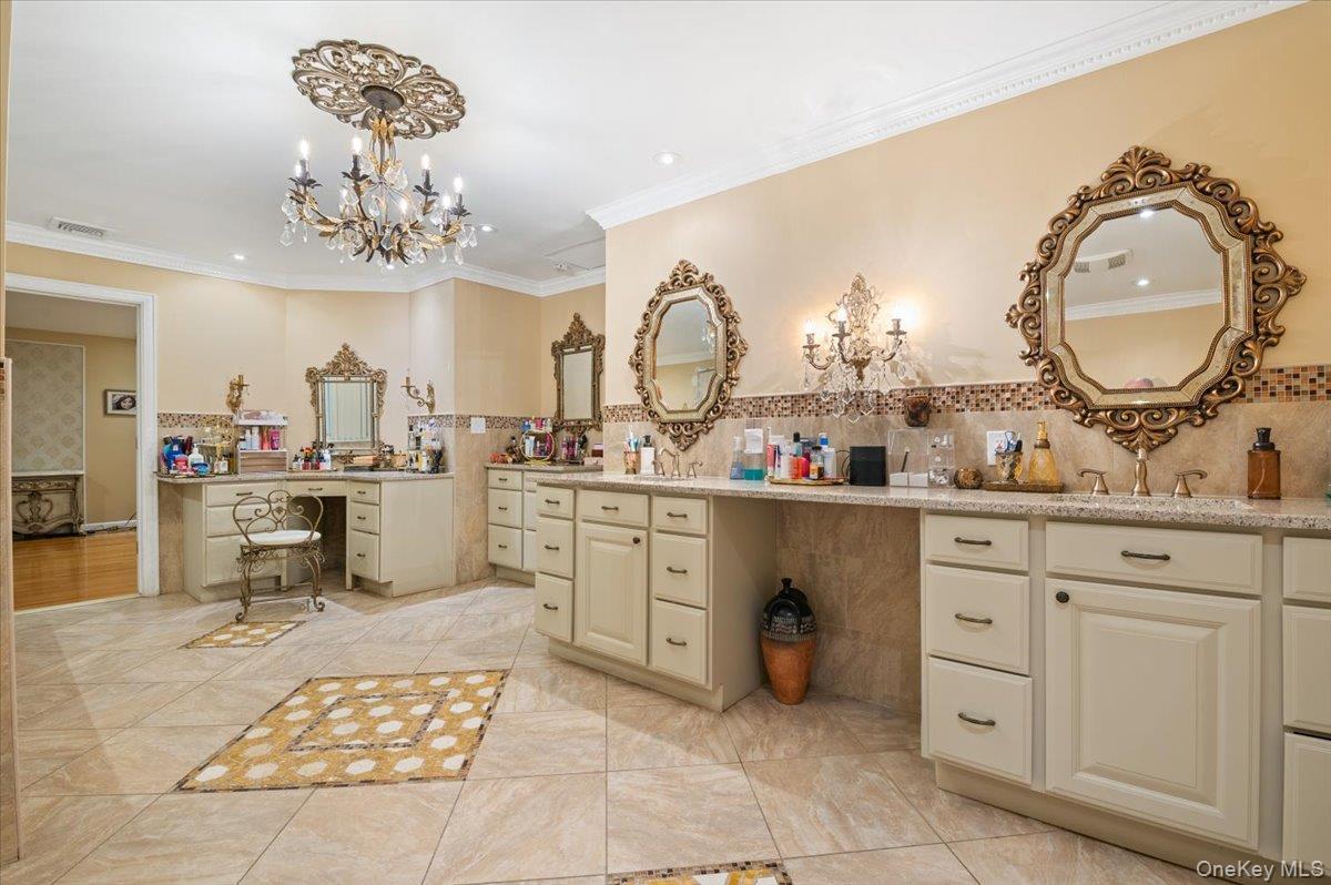 Single Family Caledonia Suffolk County, NY 11746, MLS-927453-28