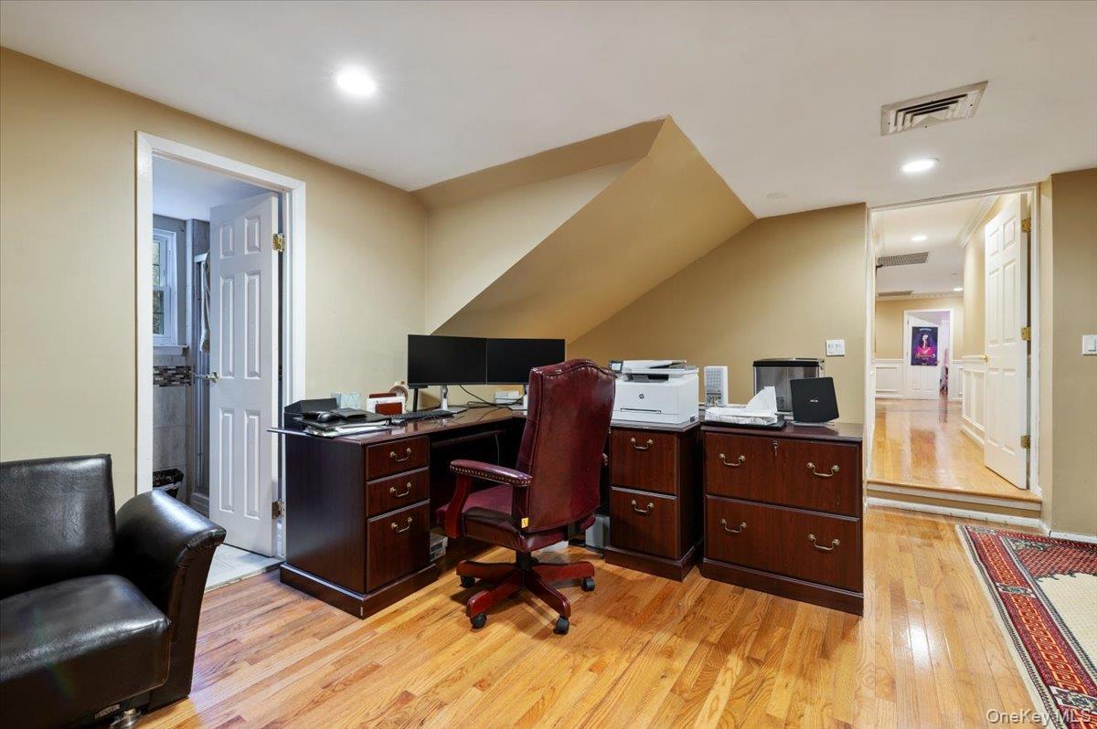 Single Family Caledonia Suffolk County, NY 11746, MLS-927453-36