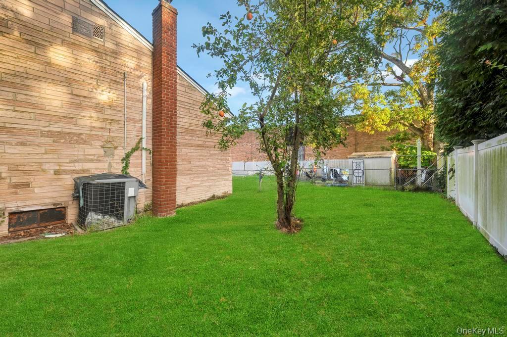 Single Family Francisco Suffolk County, NY 11722, MLS-927596-26