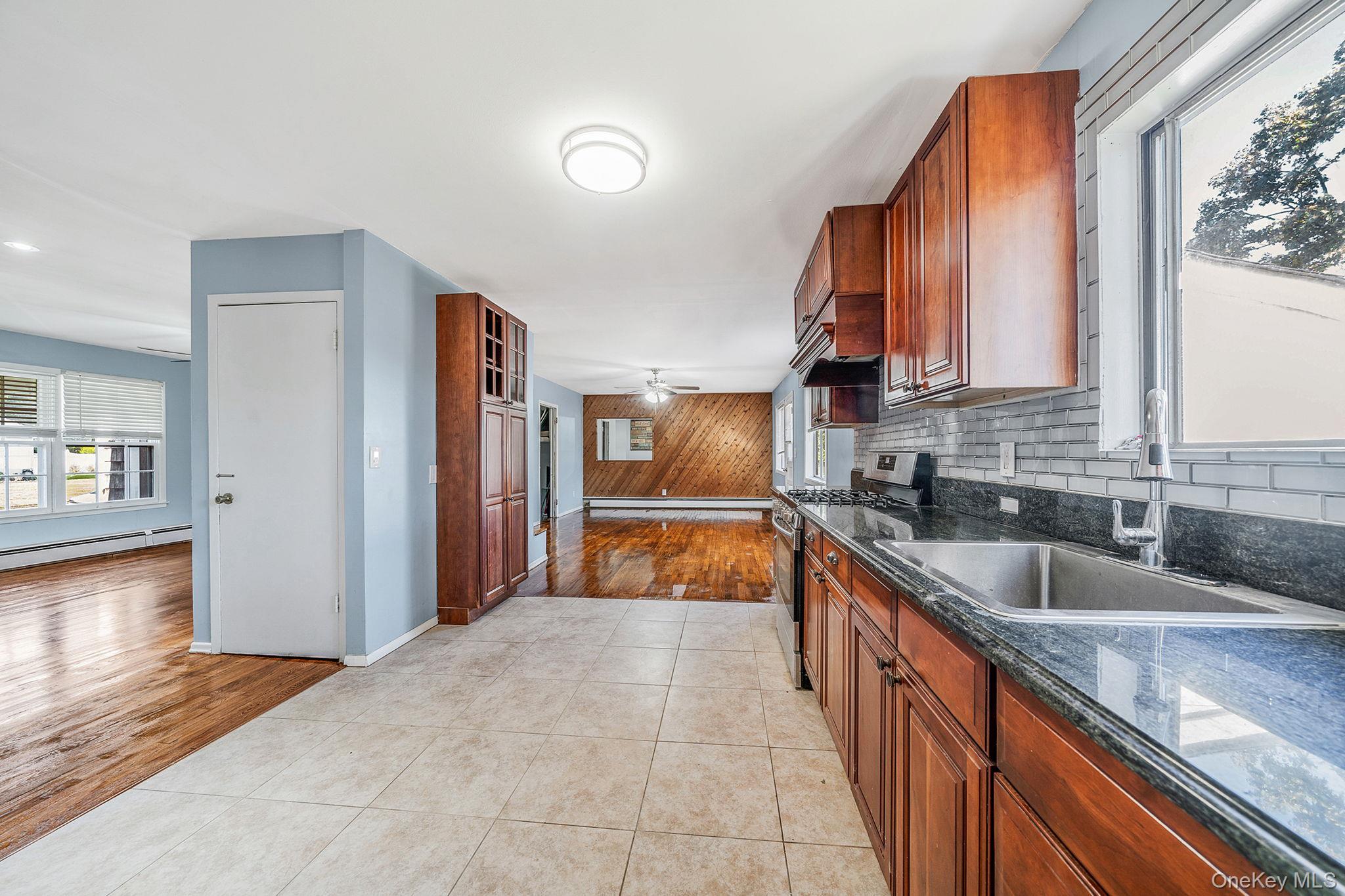 Single Family Clifton Suffolk County, NY 11776, MLS-927645-10