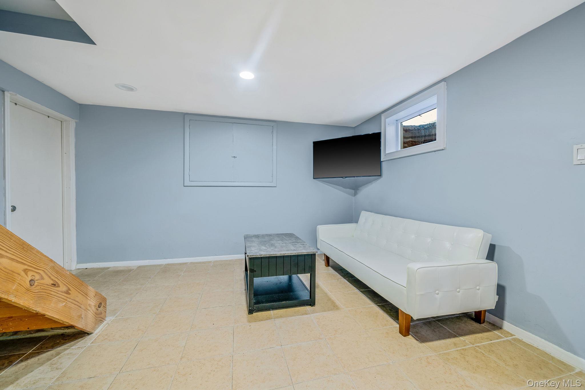 Single Family Clifton Suffolk County, NY 11776, MLS-927645-21