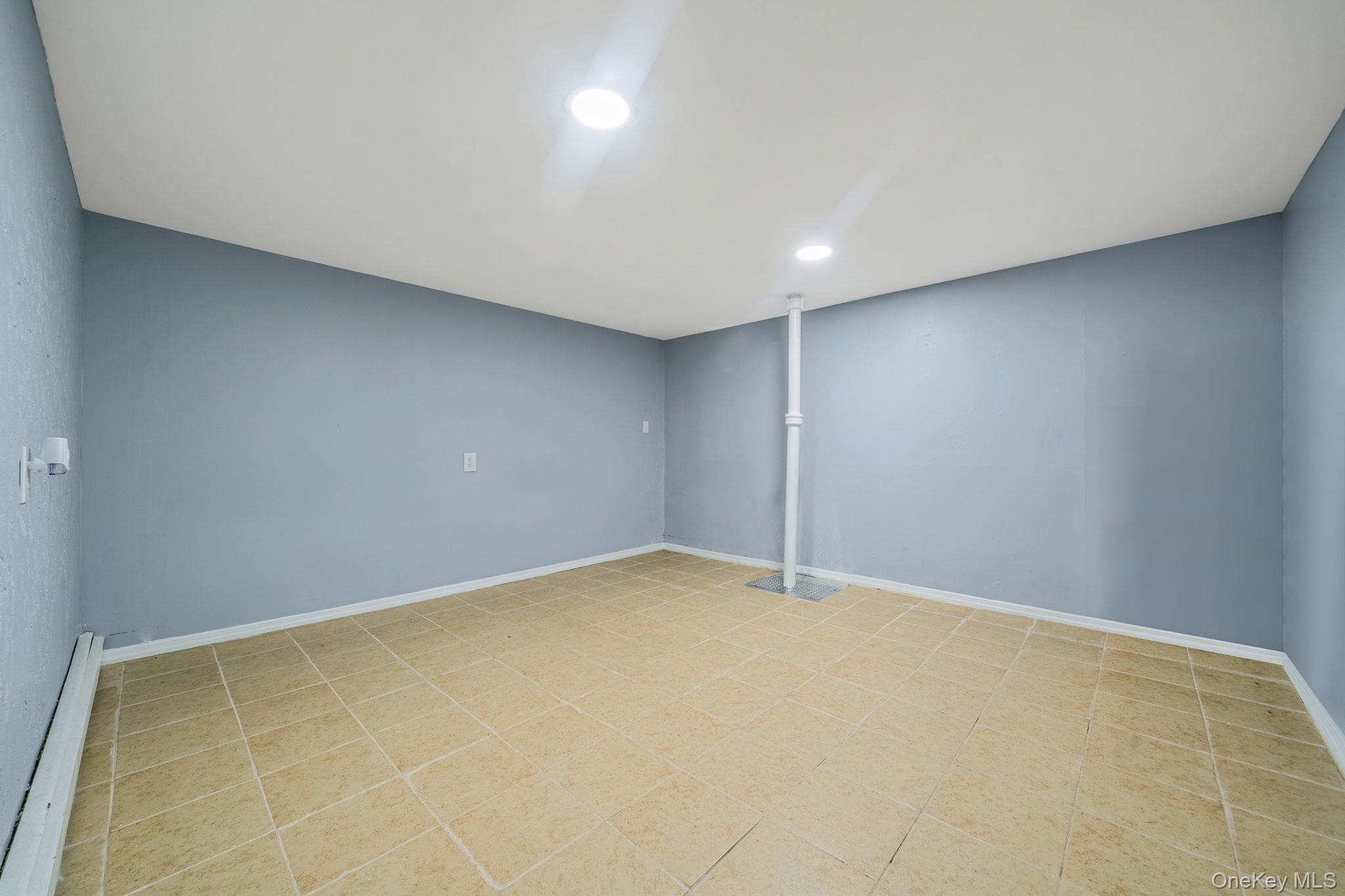 Single Family Clifton Suffolk County, NY 11776, MLS-927645-24