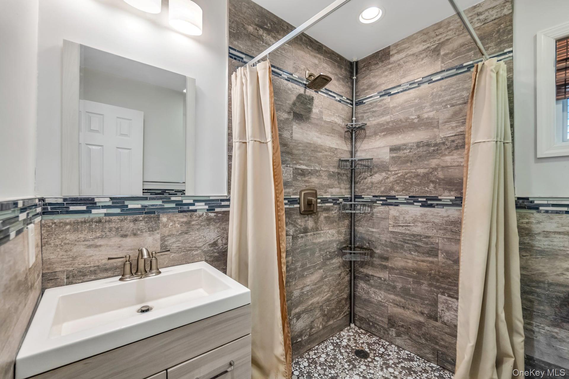 Single Family Harding  Suffolk County, NY 11779, MLS-927680-23