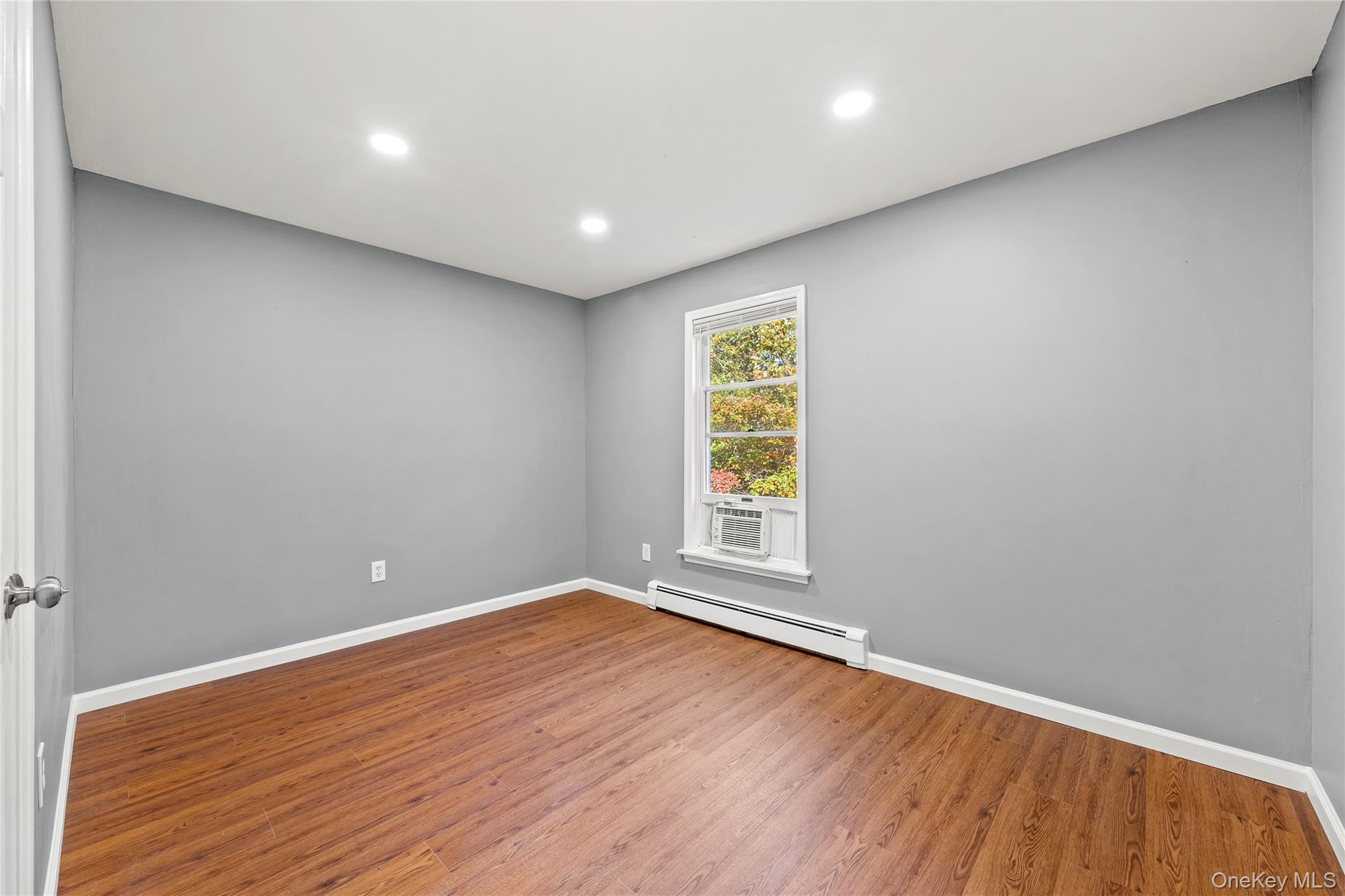 Single Family Grand Suffolk County, NY 11980, MLS-927776-16