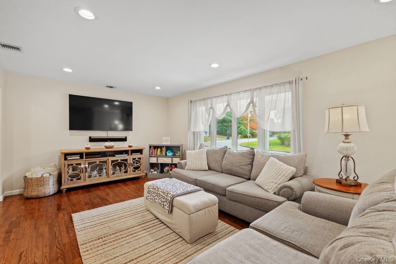 Single Family Locust Westchester County, NY 10562, MLS-928083-10